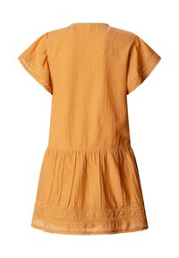 Kort orange kjole med korte ærmer, indsnævret talje og blondenederdel ved kantene på ærmer og fald, vist bagfra.