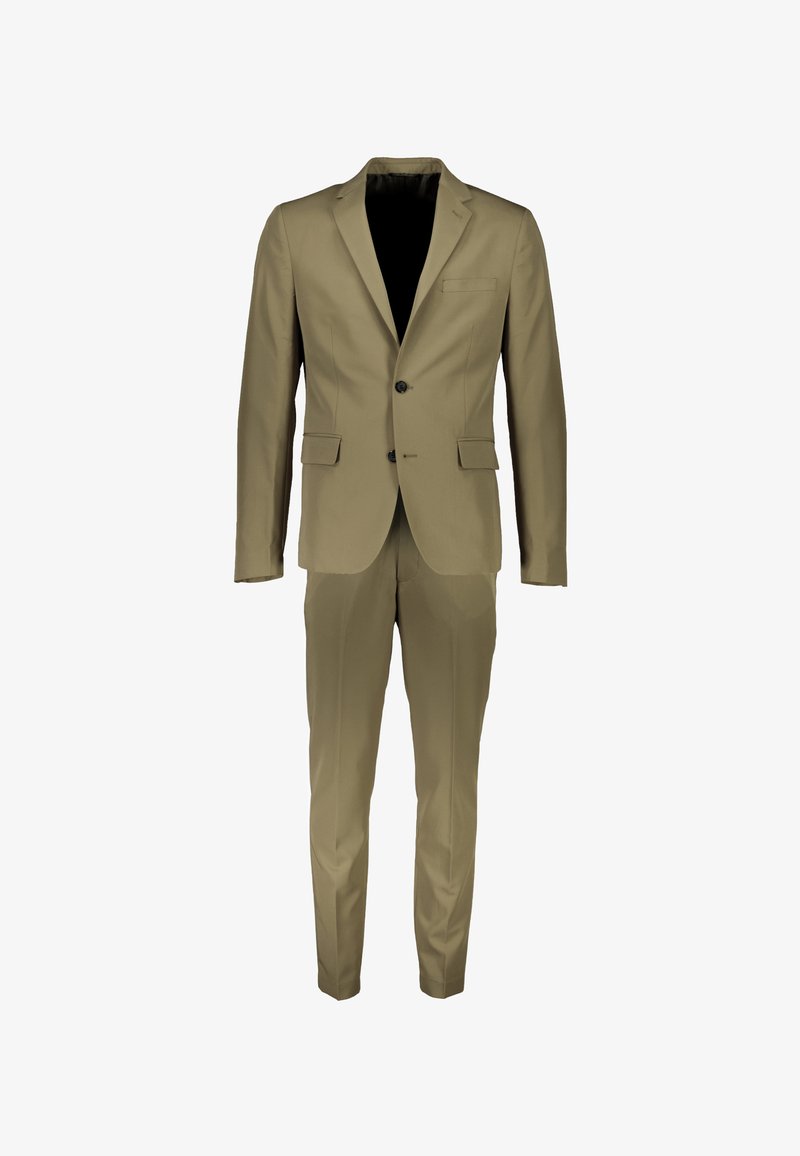 Oliwkowy garnitur wykonany z gładkiej tkaniny, z jednorzędową marynarką na dwa guziki, klapami z wycięciem oraz wąskimi spodniami.