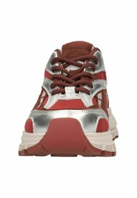 Rote und silberne Sportschuhe mit einem Obermaterial aus Mesh, kontrastierenden, strukturierten Einsätzen und einer Gummisohle; verfügt über ein Schnürdesign und eine gepolsterte Zunge.