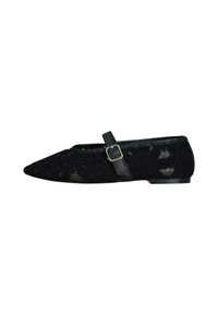 Scarpa piatta nera con punta affusolata, sovrapposizione di pizzo e una piccola cintura regolabile con fibbia. Suola liscia con un leggero tacco. Accenti di design trasparente.