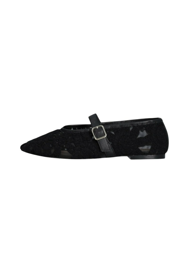 Scarpa piatta nera con punta affusolata, sovrapposizione di pizzo e una piccola cintura regolabile con fibbia. Suola liscia con un leggero tacco. Accenti di design trasparente.
