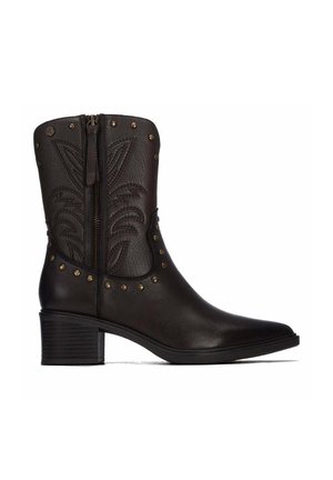 Bota de cuero marrón oscuro hasta media pantorrilla con cremallera lateral, costuras decorativas, tachuelas metálicas alrededor de la parte superior y del tobillo, y un tacón bajo apilado.