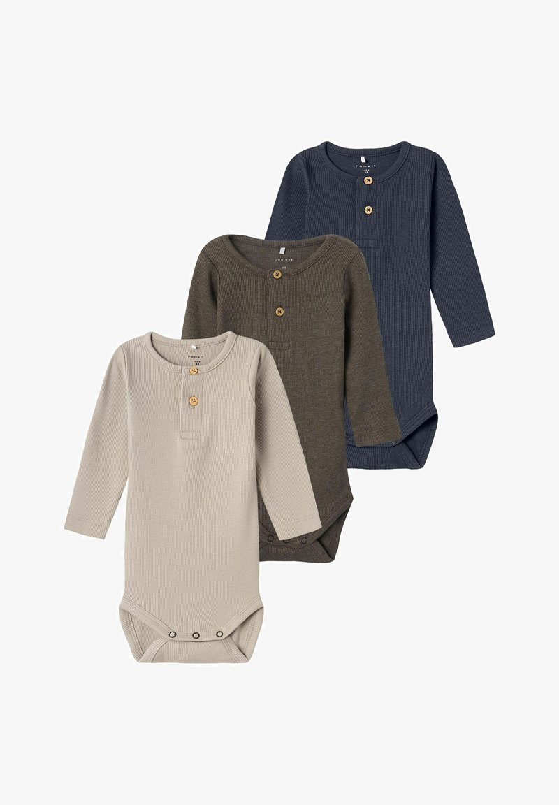 Trois bodies bébé à manches longues côtelés en beige, vert olive et bleu marine, avec deux boutons sur le devant et des pressions à l'entrejambe.