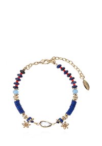Bracelet doré avec des perles bleues et rouges, des accents argentés et des détails de fleurs, terminé par un centre en pierre claire en forme de goutte.
