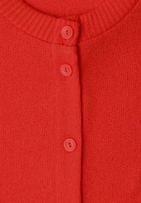 Cardigan rouge en maille avec col côtelé et quatre boutons ronds assortis au centre devant.