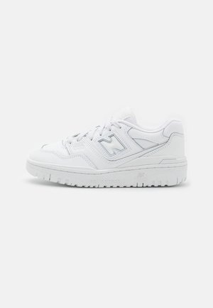 Baskets basses blanches New Balance avec lacets, semelle texturée et logo sur le côté et la semelle intermédiaire, affichées en profil droit.