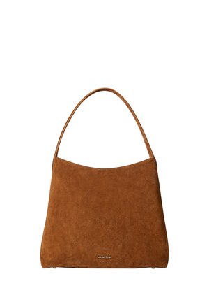 Bolso de hombro de ante marrón con una sola correa y una pequeña placa de logo plateada cerca del centro inferior.