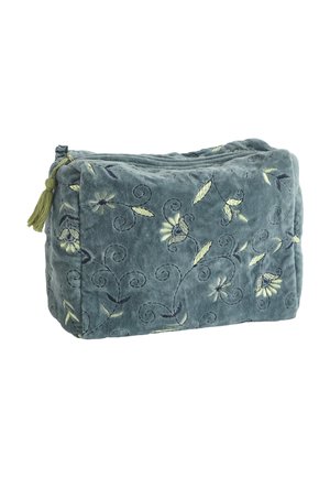 Pochette rectangulaire grise douce avec broderie florale et un pompon vert sur la fermeture éclair, conçue pour ranger de petits objets.