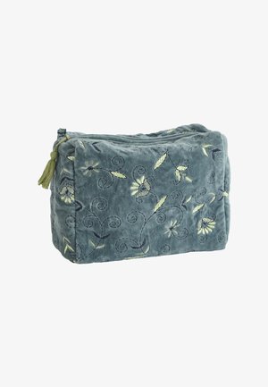 Pochette rectangulaire grise douce avec broderie florale et un pompon vert sur la fermeture éclair, conçue pour ranger de petits objets.