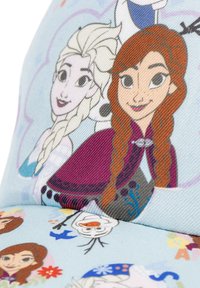 Dziecięca tkanina o jasnoniebieskim tle z bohaterami animowanymi z "Krainy Lodu", w tym Elsą, Anną i Olafem, zdobiona kolorowymi wzorami.