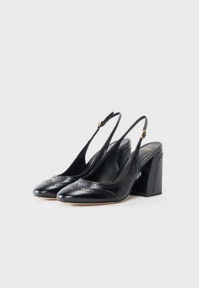 Svarta läderslingback-sandaletter med rund tå, dekorativ perforerad detaljering och en kraftig klack. Slät textur, elegant design.
