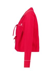 Punainen raidoitettu takki, jossa on pitkät hihat, vyötäröllä solmittava naru ja valkoiset huolitellut reunat kauluksessa ja hihoissa. Sisältää rintataskun.