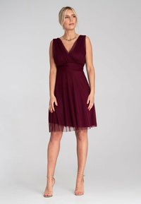 Burgunderrotes Kleid mit eng anliegendem Oberteil und A-Linien-Rock, ausgestattet mit einem V-Ausschnitt und einem durchsichtigen Überzug am Saum, ergänzt durch einen strukturierten Taillenbund.