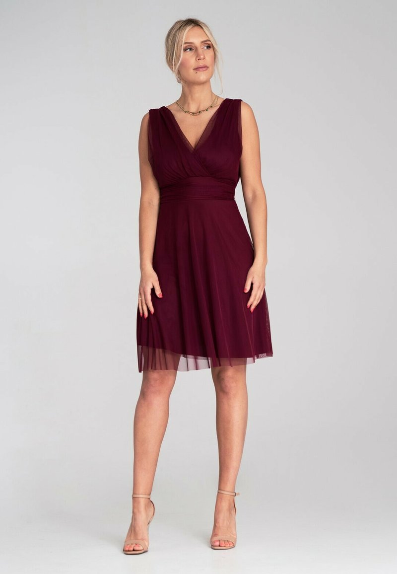 Burgunderrotes Kleid mit eng anliegendem Oberteil und A-Linien-Rock, ausgestattet mit einem V-Ausschnitt und einem durchsichtigen Überzug am Saum, ergänzt durch einen strukturierten Taillenbund.