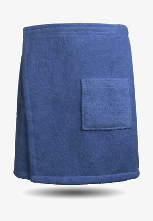 Blaues Handtuch-Wickel mit einer weichen, strukturierten Oberfläche. Verfügt über eine aufgenähte Taschenfront und einen gesäumten unteren Rand.