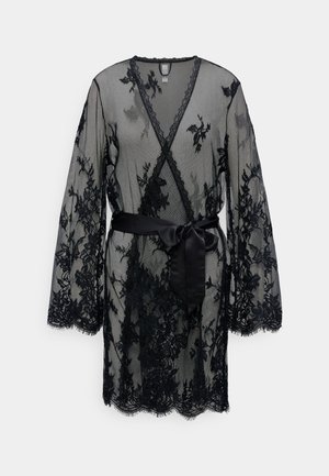 Robe trasparente in pizzo nero con motivi floreali, maniche lunghe, bordi scallop e una cintura in raso annodata in vita.