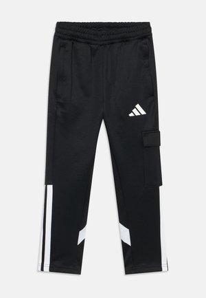 Crne sportske hlače s bijelim prugama sa strane, elastični pojas, džepovi na patentni zatvarač, bočni cargo džep i bijeli Adidas logo na bedrima.