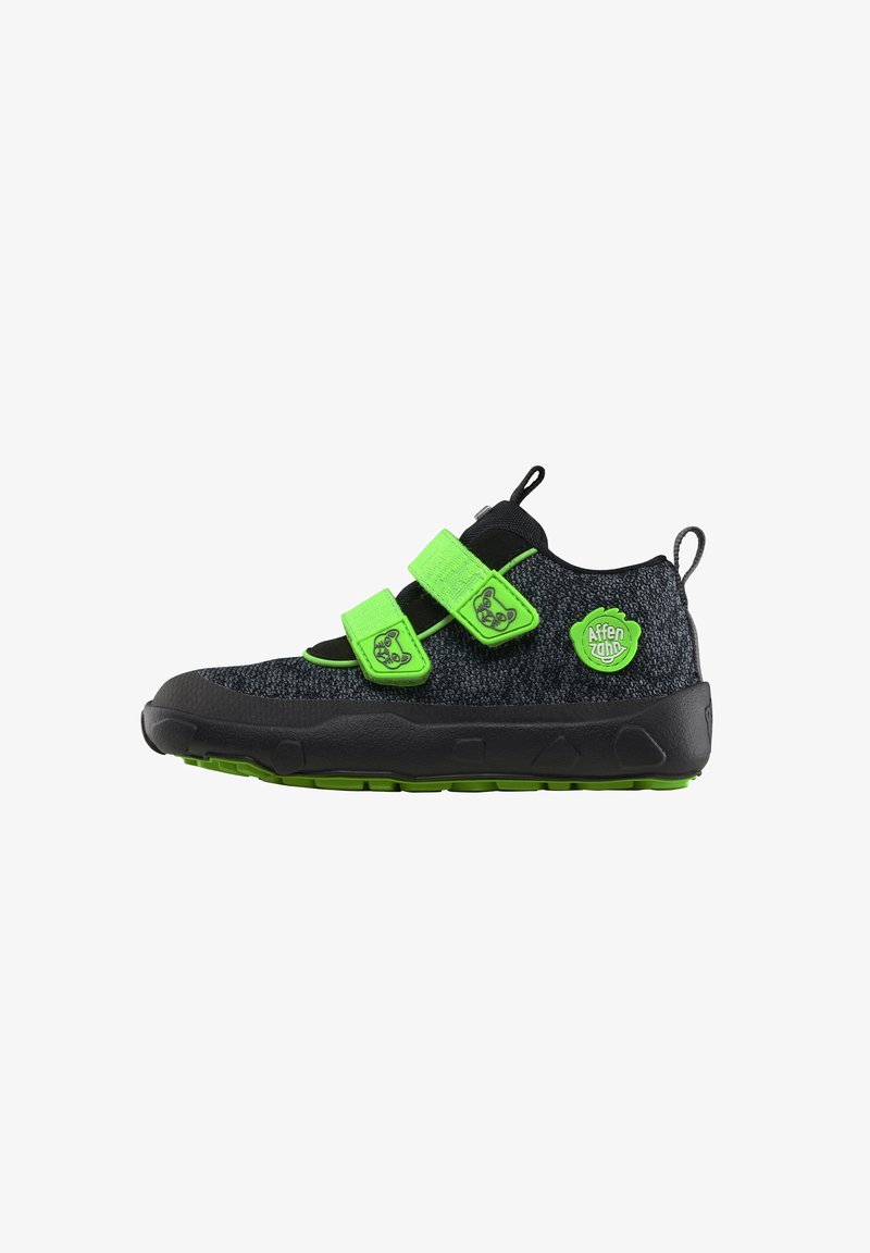 Zapato texturizado en negro y gris con correas y detalles ajustables en verde. Cuenta con una suela duradera y una pestaña de tiro para facilitar su uso.