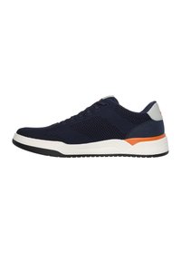 Sneakers in rete blu navy con suola bianca e dettagli arancioni. Presentano una punta tonda, sei asole per i lacci e un motivo testurizzato sulla parte superiore.