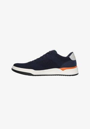 Marineblaue Mesh-Sneaker mit weißer Sohle und orangefarbenen Akzenten. Mit runder Zehenpartie, sechs Ösen und einem strukturierten Muster im Obermaterial.