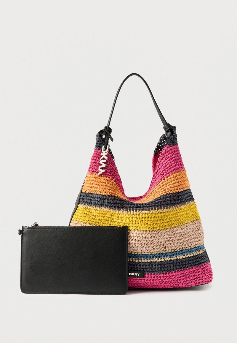 Sac bandoulière tissé à rayures colorées avec poignée en cuir noir et pochette rectangulaire noire attachée avec fermeture éclair et logo DKNY.