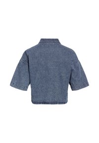 Τζιν μπουφάν cropped με κοντά μανίκια σε ξεθωριασμένο μπλε, με ίσιο γιακά, εμφανείς ραφές και κουτί σχήμα, εμφανίζεται από πίσω.