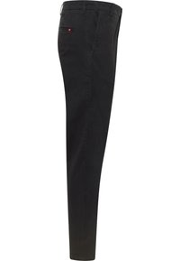 Czarne bawełniane spodnie o prostym kroju nogawki, z dyskretną naszywką logo na tylnej kieszeni i gładką fakturą.