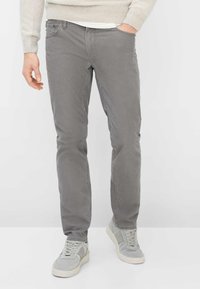 Grijze broek van een katoenmix met rechte pijpen, voorzien van een klassieke vijfzakkenstijl en een subtiele textuur. Gecombineerd met lichtgrijze sneakers.