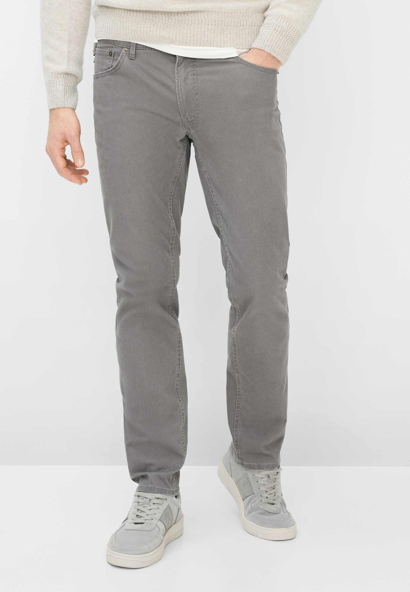 Grijze broek van een katoenmix met rechte pijpen, voorzien van een klassieke vijfzakkenstijl en een subtiele textuur. Gecombineerd met lichtgrijze sneakers.