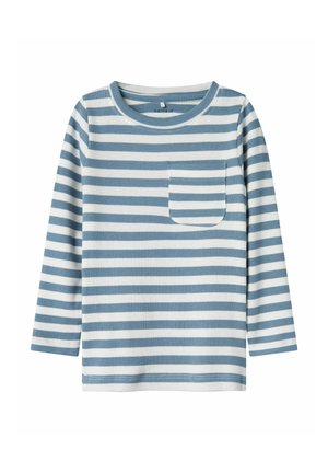 Koszula z długim rękawem wykonana z prążkowanej tkaniny w jasnoniebieskie i białe poziome paski, z kieszenią na piersi i okrągłym dekoltem.