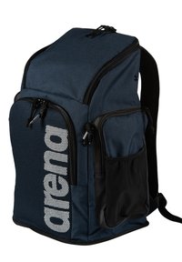 Sac à dos bleu marine avec un devant en mesh, des accents noirs, plusieurs compartiments zippés et le logo "arena" en lettres blanches en gras.