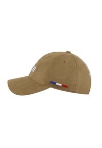 Tan Kappe aus Wildleder, mit weißem gesticktem Text und einem französischen Flaggenakzent in Rot, Weiß und Blau an der Seite.