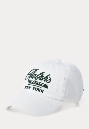 Casquette de baseball blanche avec texte brodé en vert foncé "Ralph's Coffee New York" sur le panneau avant.