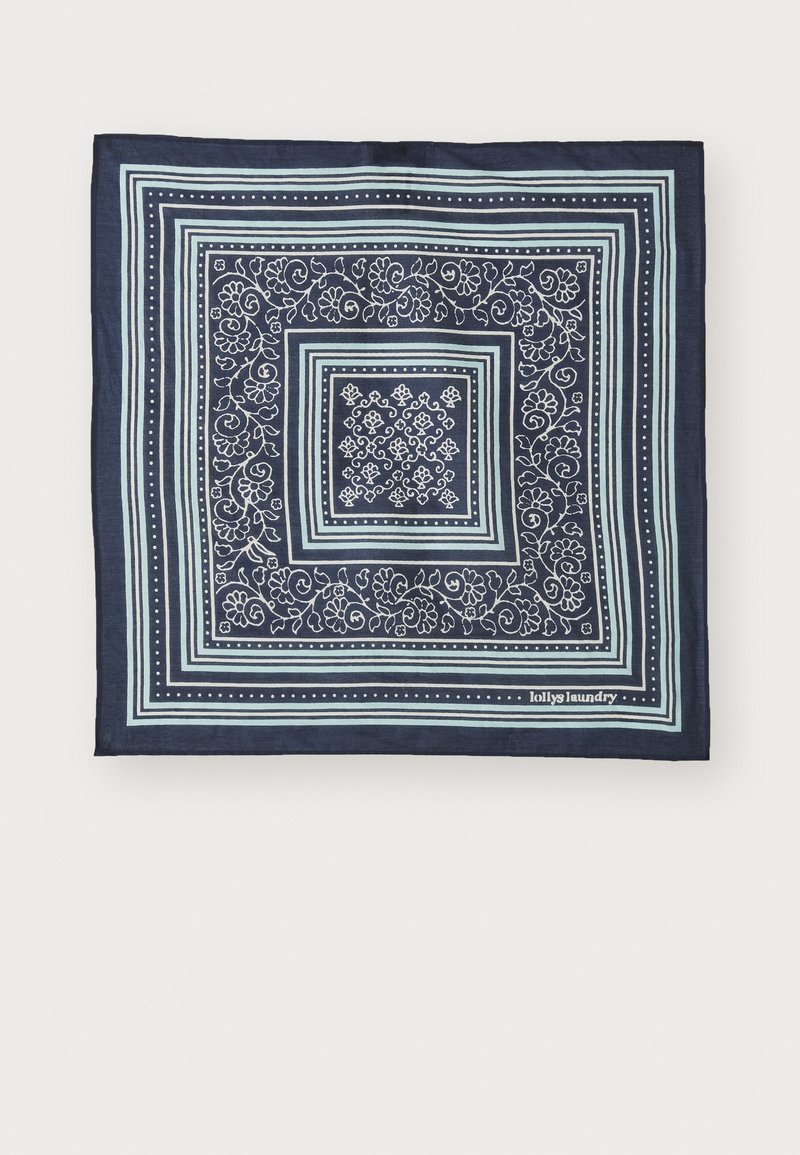 Marinehalsduk med intrikate hvite blomster- og geometriske mønstre, med lyseblå kanter og en ensfarget marinekant. Fløyelsaktig tekstur.