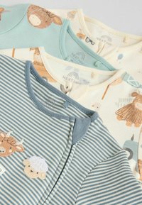 Drei Babytops aus weicher Baumwolle. Enthält ein mintgrünes Oberteil mit Tierdruck, ein cremefarbenes mit Mustern und ein blau gestreiftes Design mit aufgenähten Tieren.