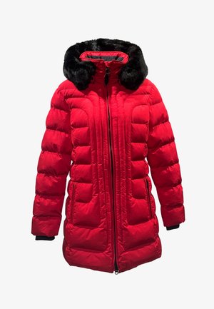 Rote gepolsterte Jacke mit einer Kapuze aus Kunstfell, vorderem Reißverschluss und Seitentaschen. Mit einem gesteppten Design und schwarzen Akzenten am Kragen.