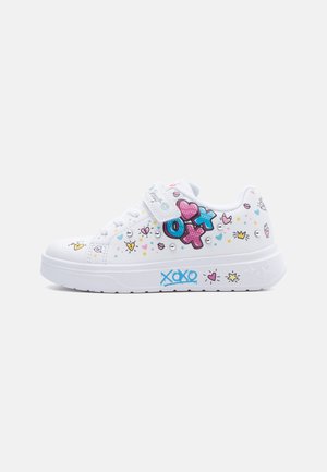 Scarpa da ginnastica bianca per bambini con motivi colorati a cuore, corona e scarabocchi "XOXO", e chiusura con strap a strappo.