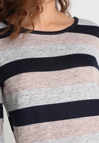 Maglia a maniche lunghe in maglia con righe orizzontali blu navy, rosa chiaro e grigio. Presenta un collo rotondo e un tessuto morbido e testurizzato.
