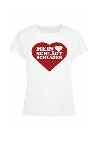 Tricou alb din bumbac cu un grafic roșu al unei inimi și textul "MEIN ♥ SCHLÄGT SCHLAGER" scris cu litere mari albe. Mâneci scurte și decolteu rotund.