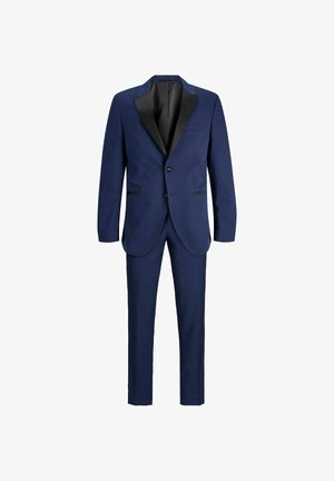 Marineblauer Herren-Smoking mit schwarzen Satin-Schalkragen, zwei Knöpfen, zwei Fronttaschen und passenden Slim-Fit-Hosen vor weißem Hintergrund.