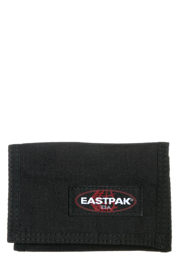 Sort nylon pung med en tri-fold design, der har et rødt og hvidt "EASTPAK" logo patch på forsiden og stikninger i kanten.