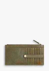 Billetera de cuero verde oliva con un compartimento con cremallera y una correa a presión sobre ocho ranuras verticales para tarjetas, sobre un fondo blanco.