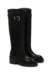 Botas de cuero negras hasta la rodilla con pantorrillas anchas, tacones cuadrados, acento de cinturón y suelas texturizadas. Acabado suave con cremallera lateral.