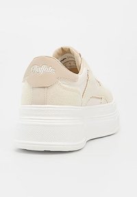 Baskets beiges de la marque Buffalo avec une épaisse semelle plateforme blanche, vues de dos sur fond blanc.