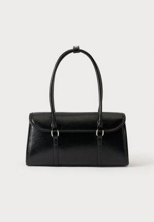 Sac à main rectangulaire en cuir noir avec fermeture à rabat et deux longues anses sur fond blanc uni.