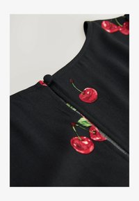 Wybrany, black cherry print