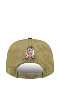 Olivgrüne Kappe mit Netzrücken, mit gesticktem NFL-Logo und Bänderdetail. Rundform mit verstellbarem Riemenverschluss.