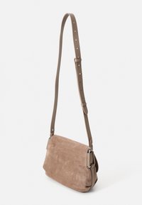 Borsa a spalla in suede marrone con una lunga tracolla regolabile, texture morbida, forma rettangolare e dettagli in metallo argentato.