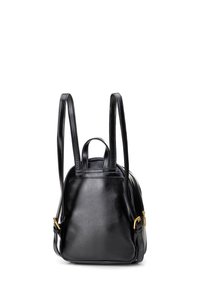 Czarna skórzana plecak o gładkiej fakturze, z podwójnymi regulowanymi paskami i uchwytem u góry. Posiada złote akcesoria i zaokrąglony kształt.