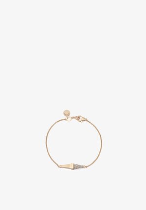 Bracciale tono oro con catena sottile e pendente geometrico, caratterizzato da una sezione di cristalli trasparenti. Chiusura a moschettone sicura con targhetta logo.